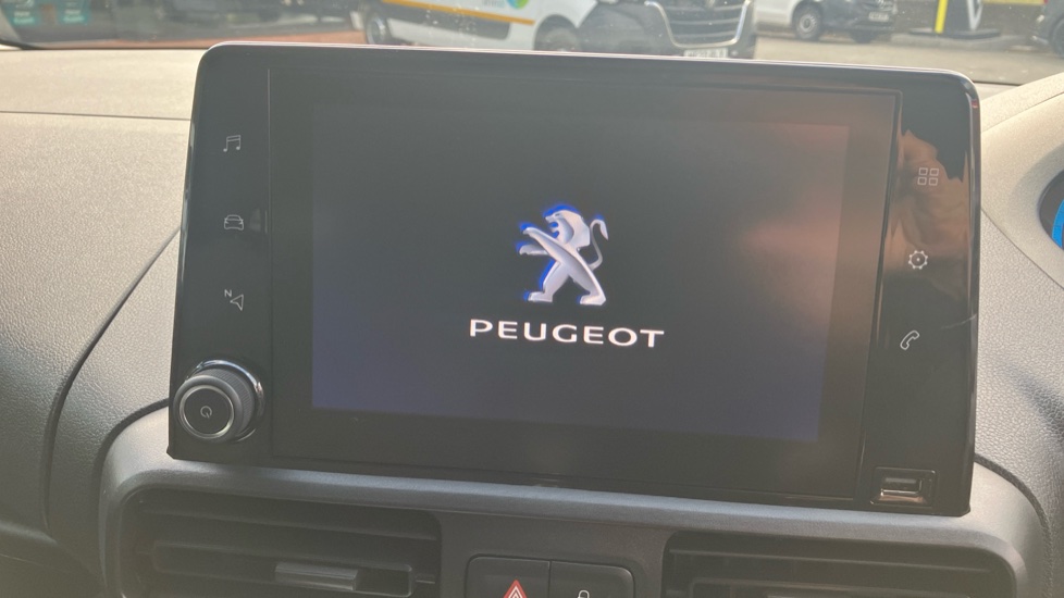 Peugeot Partner E-Long 750 100kW 50kWh Professional Premium + Van Auto - Image 15