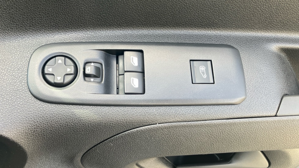 Peugeot Partner E-Long 750 100kW 50kWh Professional Premium + Van Auto - Image 25