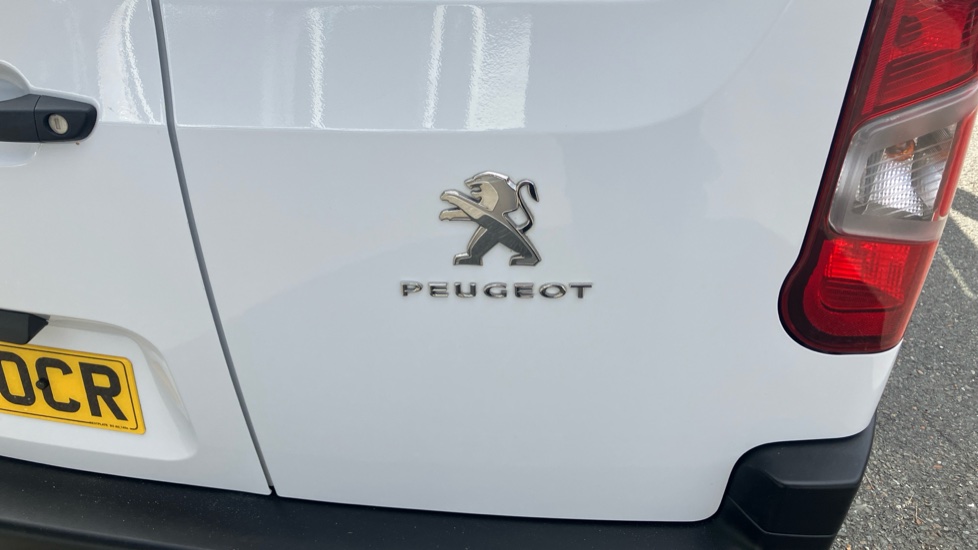 Peugeot Partner E-Long 750 100kW 50kWh Professional Premium + Van Auto - Image 36