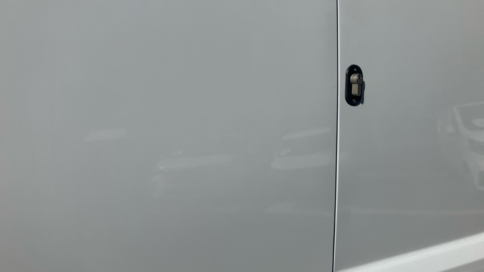 Peugeot Partner E-Long 750 100kW 50kWh Professional Premium + Van Auto - Image 41