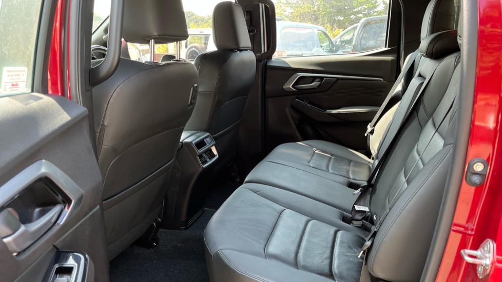 Isuzu D-Max Diesel 1.9 DL40 Double Cab 4x4 Auto - Image 5