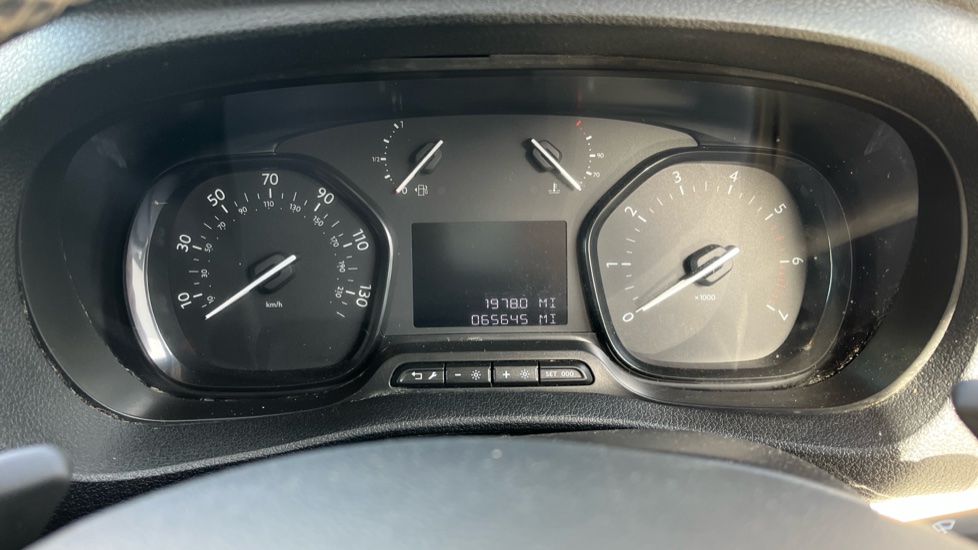 Vauxhall Vivaro L1 Diesel 3100 2.0d 180PS GS H1 Van Auto - Image 19