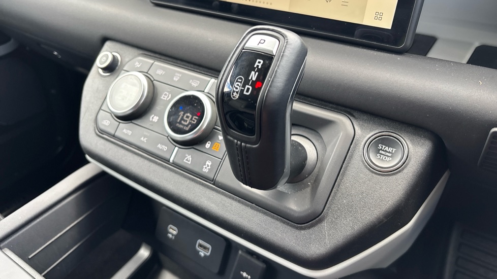 Land Rover Defender 3.0 D250 XS Edition 110 5dr Auto Diesel Estate - Image 13