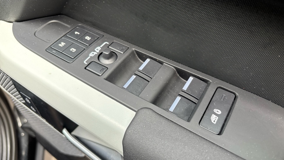 Land Rover Defender 3.0 D250 XS Edition 110 5dr Auto Diesel Estate - Image 25