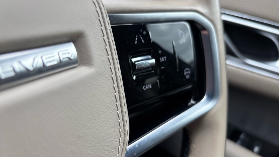 Land Rover Range Rover Velar 2.0 D200 Edition 5dr Auto Diesel Estate - Image 33