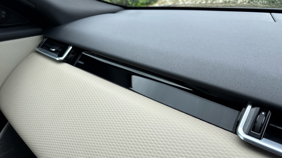 Land Rover Range Rover Velar 2.0 D200 Edition 5dr Auto Diesel Estate - Image 34