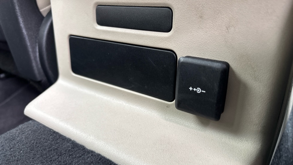 Land Rover Range Rover Velar 2.0 D200 Edition 5dr Auto Diesel Estate - Image 38