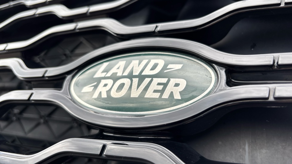 Land Rover Range Rover Velar 2.0 D200 Edition 5dr Auto Diesel Estate - Image 39