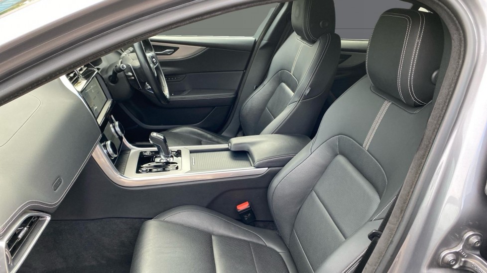 Jaguar XE 2.0 D200 R-Dynamic SE 4dr Auto Diesel Saloon - Image 3