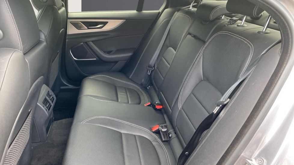 Jaguar XE 2.0 D200 R-Dynamic SE 4dr Auto Diesel Saloon - Image 4