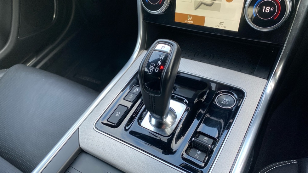 Jaguar XE 2.0 D200 R-Dynamic SE 4dr Auto Diesel Saloon - Image 13