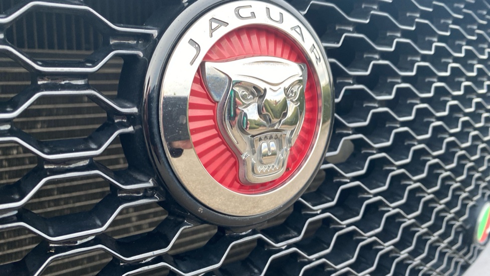 Jaguar F-Pace 3.0d V6 S 5dr Auto AWD Diesel Estate - Image 30