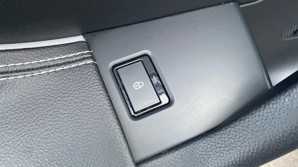 Jaguar F-Pace 3.0d V6 S 5dr Auto AWD Diesel Estate - Image 32