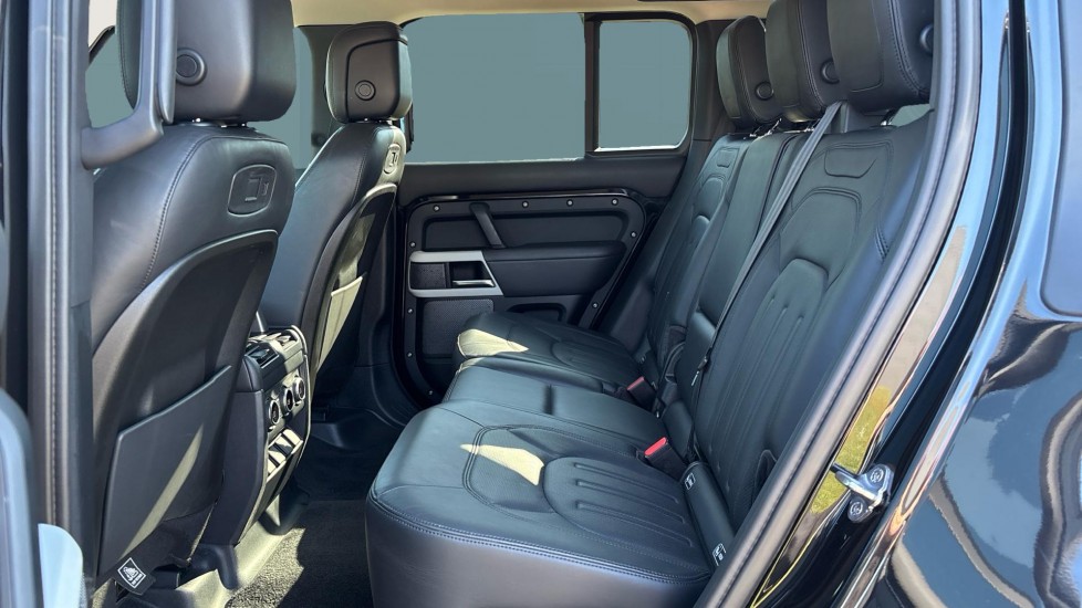 Land Rover Defender 2.0 D240 SE 110 5dr Auto [7 Seat] Diesel Estate - Image 4
