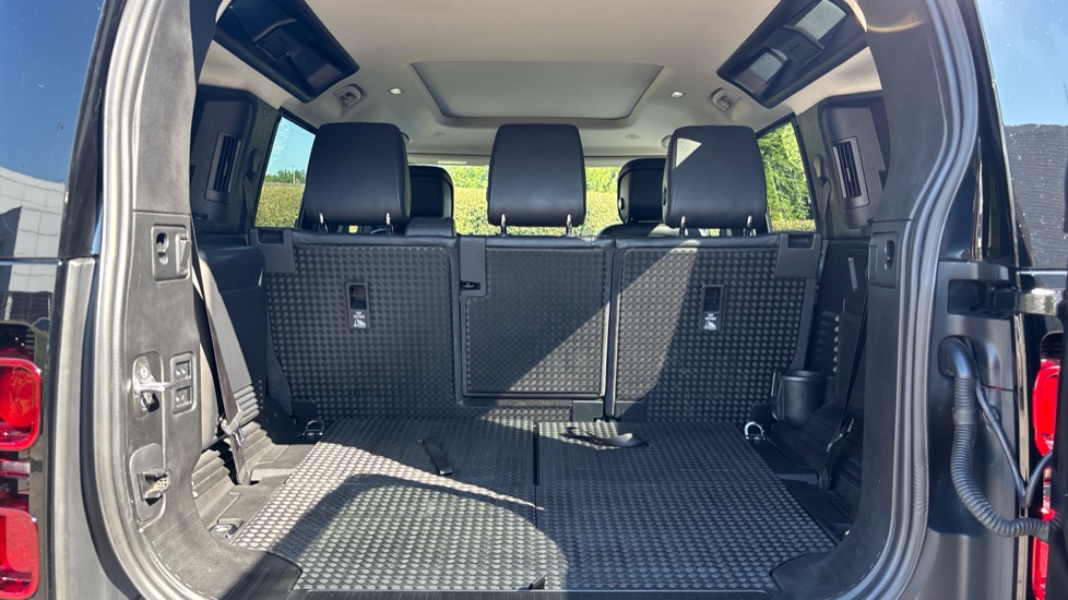 Land Rover Defender 2.0 D240 SE 110 5dr Auto [7 Seat] Diesel Estate - Image 10