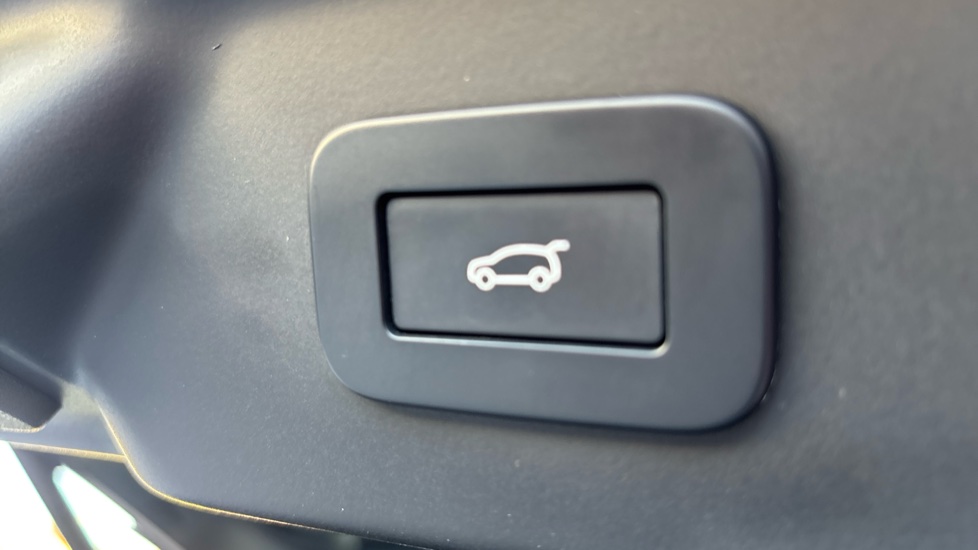 Land Rover Range Rover Velar 2.0 D200 MHEV Dynamic SE 5dr Auto Diesel Estate - Image 22