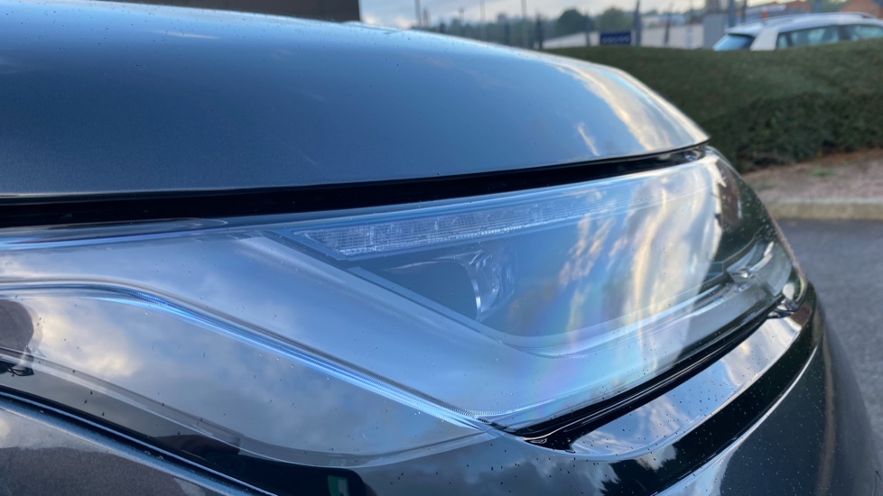 Land Rover Range Rover Velar 2.0 P400e Dynamic SE 5dr Auto Estate - Image 17