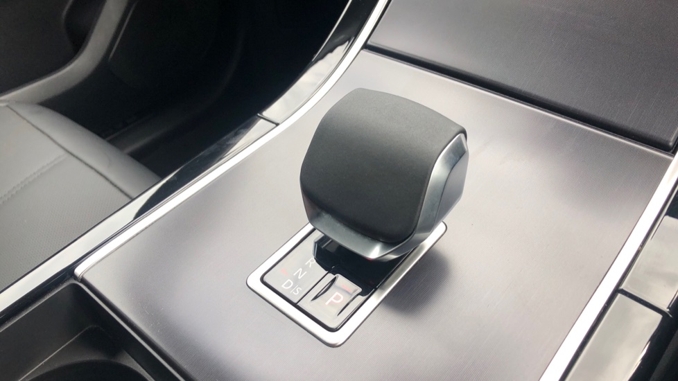 Land Rover Range Rover Velar 2.0 D200 MHEV Dynamic SE 5dr Auto Diesel Estate - Image 13