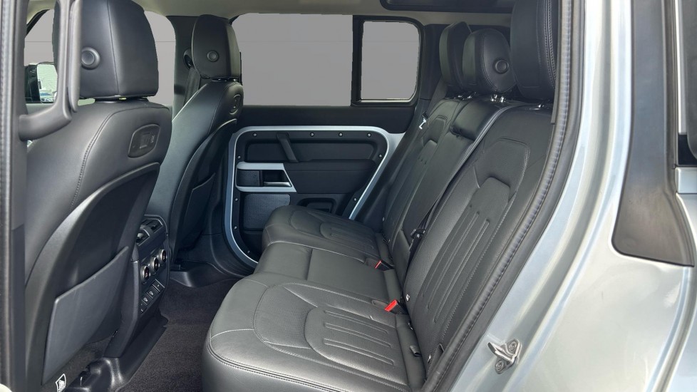 Land Rover Defender 2.0 P400e XS Edition 110 5dr Auto Estate - Image 4