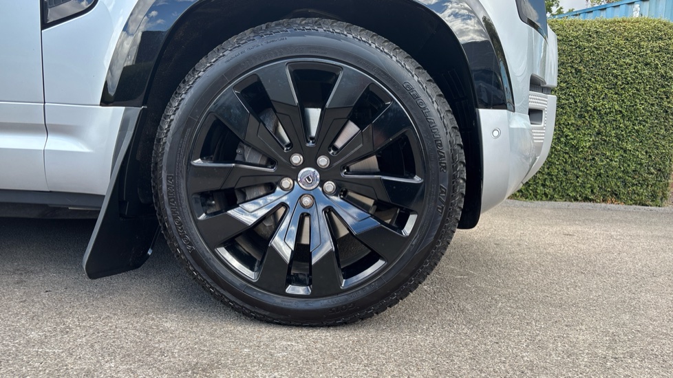 Land Rover Defender 2.0 P400e XS Edition 110 5dr Auto Estate - Image 8