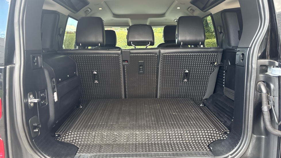 Land Rover Defender 2.0 P400e XS Edition 110 5dr Auto Estate - Image 10