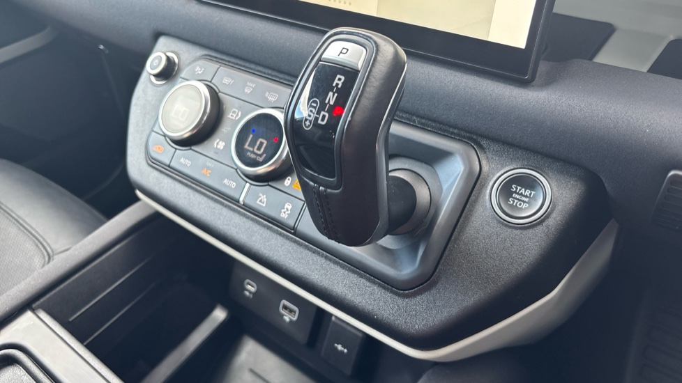 Land Rover Defender 2.0 P400e XS Edition 110 5dr Auto Estate - Image 13