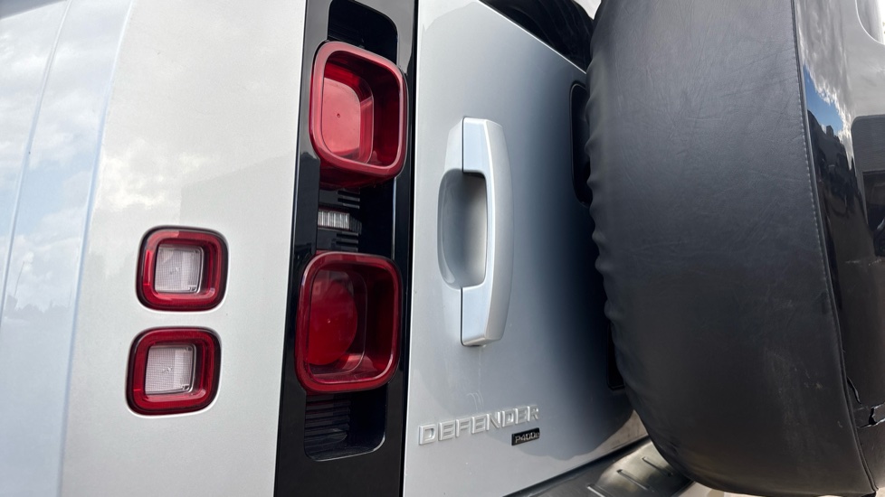 Land Rover Defender 2.0 P400e XS Edition 110 5dr Auto Estate - Image 19