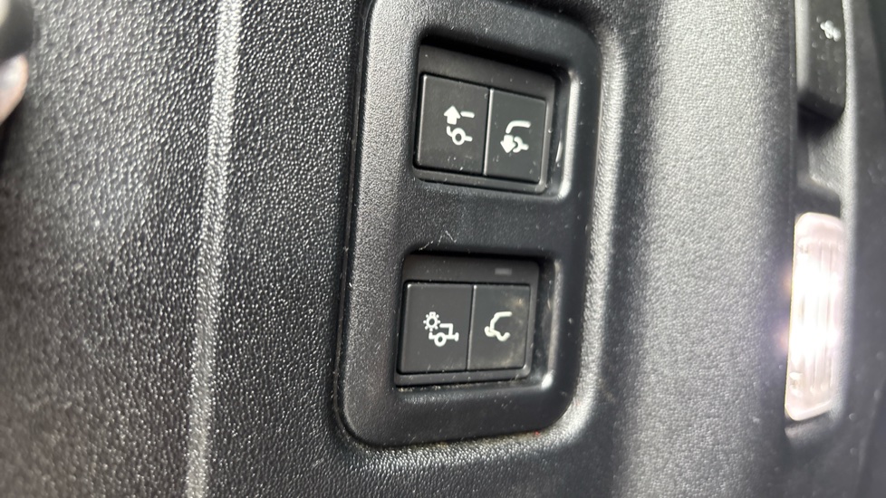Land Rover Defender 2.0 P400e XS Edition 110 5dr Auto Estate - Image 26