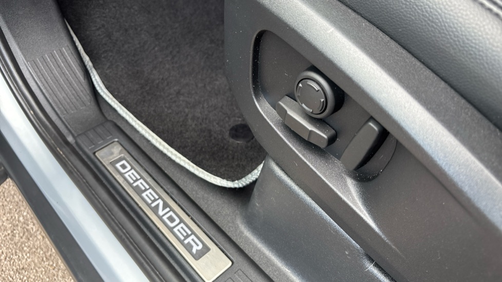 Land Rover Defender 2.0 P400e XS Edition 110 5dr Auto Estate - Image 28