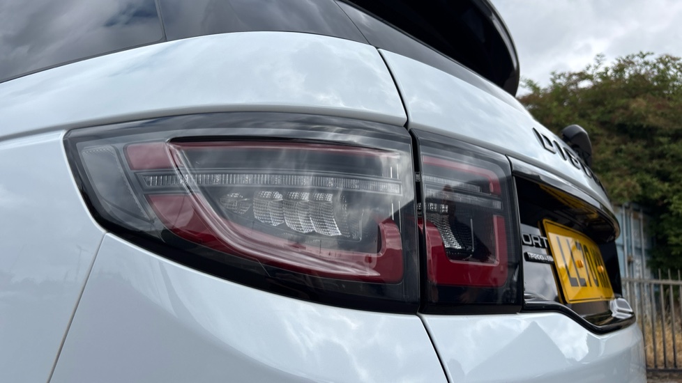 Land Rover Discovery Sport 2.0 P200 R-Dynamic SE 5dr Auto Petrol Station Wagon - Image 19