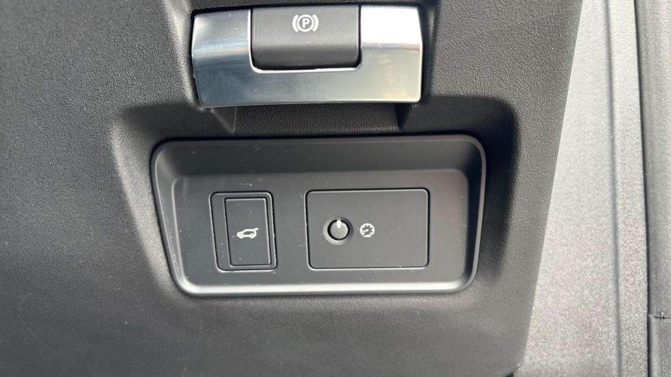 Land Rover Discovery Sport 2.0 P200 R-Dynamic SE 5dr Auto Petrol Station Wagon - Image 30