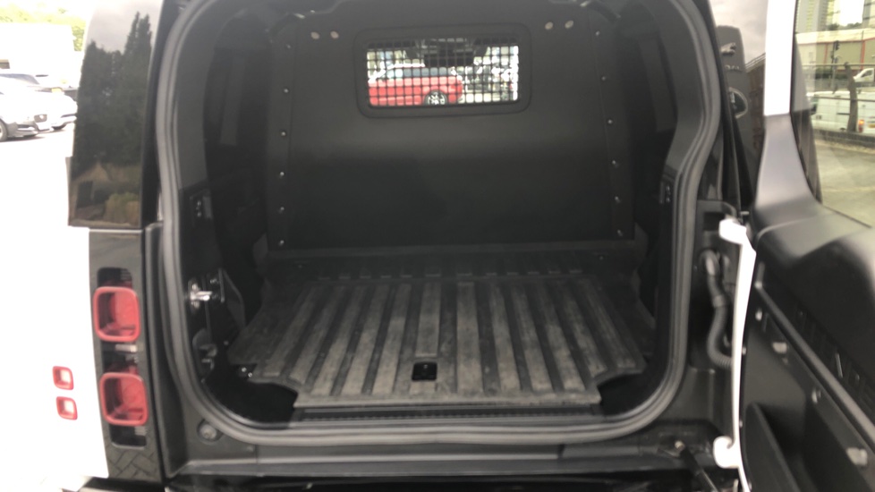 Land Rover Defender 90 Diesel 3.0 D250 Hard Top HSE Auto - Image 10