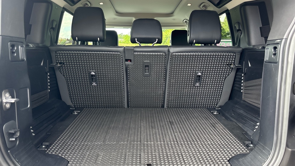 Land Rover Defender 3.0 D250 X-Dynamic SE 110 5dr Auto Diesel Estate - Image 10