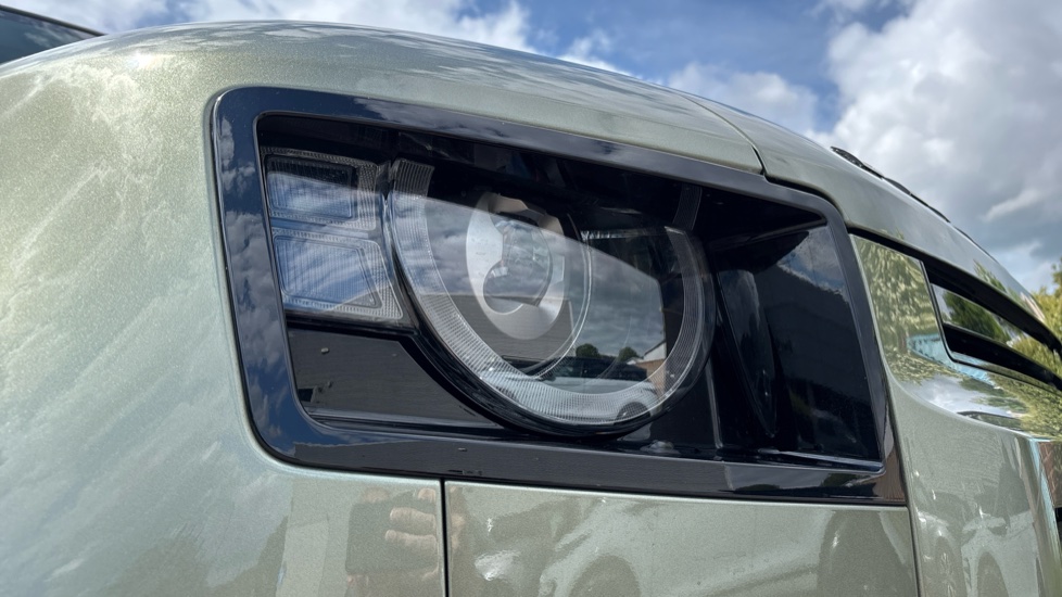 Land Rover Defender 3.0 D250 X-Dynamic SE 110 5dr Auto Diesel Estate - Image 17