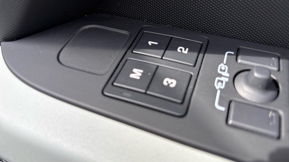 Land Rover Defender 3.0 D250 X-Dynamic SE 110 5dr Auto Diesel Estate - Image 31