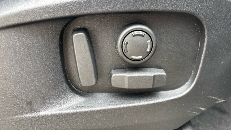 Land Rover Defender 3.0 D250 X-Dynamic SE 110 5dr Auto Diesel Estate - Image 35