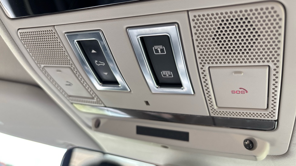 Land Rover Defender 3.0 D250 X-Dynamic SE 110 5dr Auto Diesel Estate - Image 37