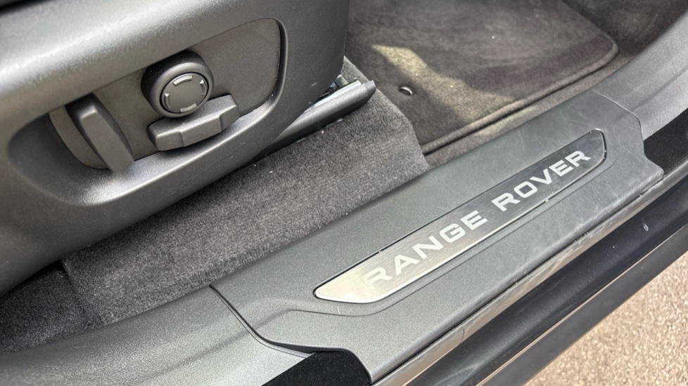 Land Rover Range Rover Velar 2.0 D200 MHEV Dynamic SE 5dr Auto Diesel Estate - Image 29