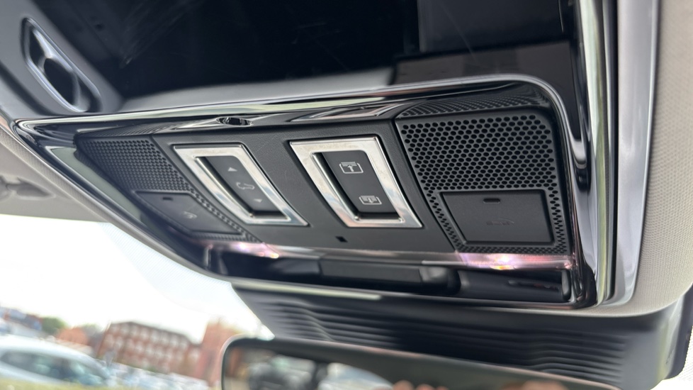 Land Rover Range Rover Velar 2.0 D200 MHEV Dynamic SE 5dr Auto Diesel Estate - Image 32