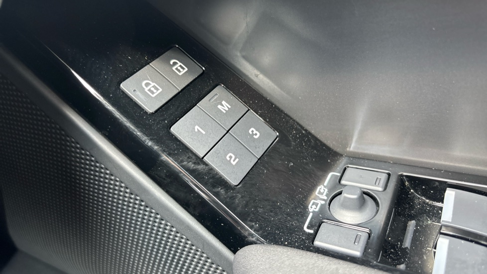 Land Rover Range Rover Velar 2.0 D200 MHEV Dynamic SE 5dr Auto Diesel Estate - Image 34