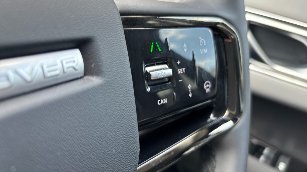 Land Rover Range Rover Velar 2.0 D200 MHEV Dynamic SE 5dr Auto Diesel Estate - Image 36