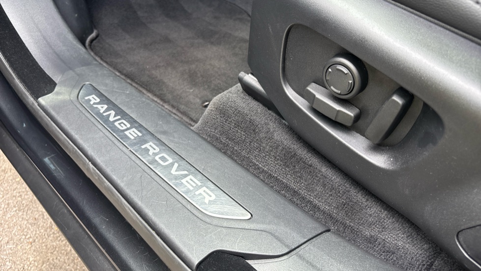 Land Rover Range Rover Velar 2.0 D200 MHEV Dynamic SE 5dr Auto Diesel Estate - Image 40