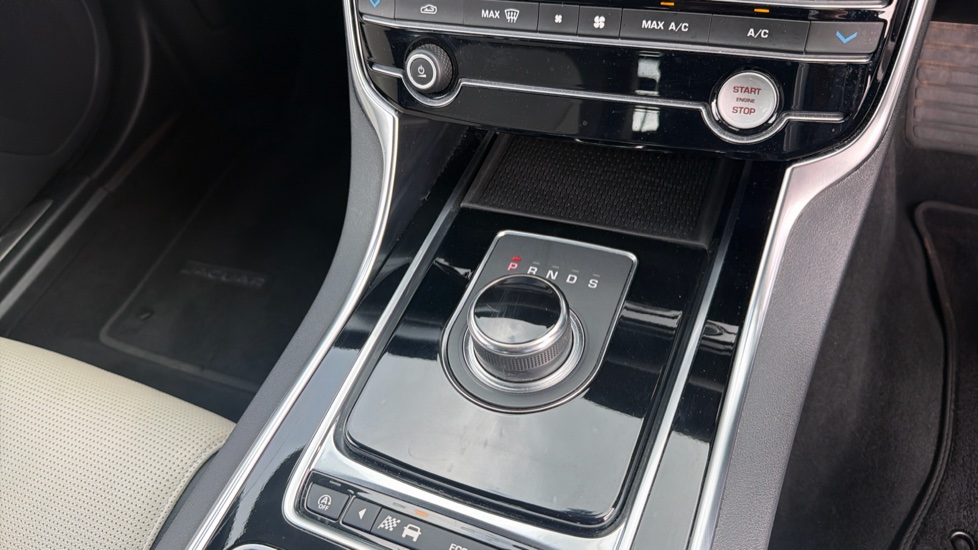Jaguar XF 2.0d [180] R-Sport 4dr Auto Diesel Saloon - Image 13