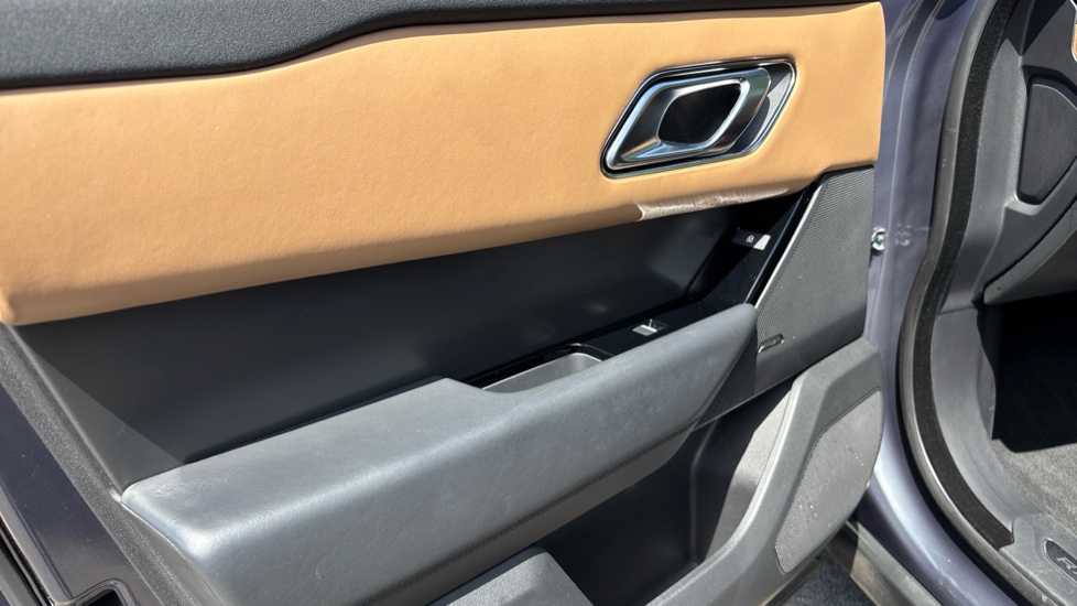 Land Rover Range Rover Velar 3.0 P400 MHEV Dynamic HSE 5dr Auto Petrol Estate - Image 32