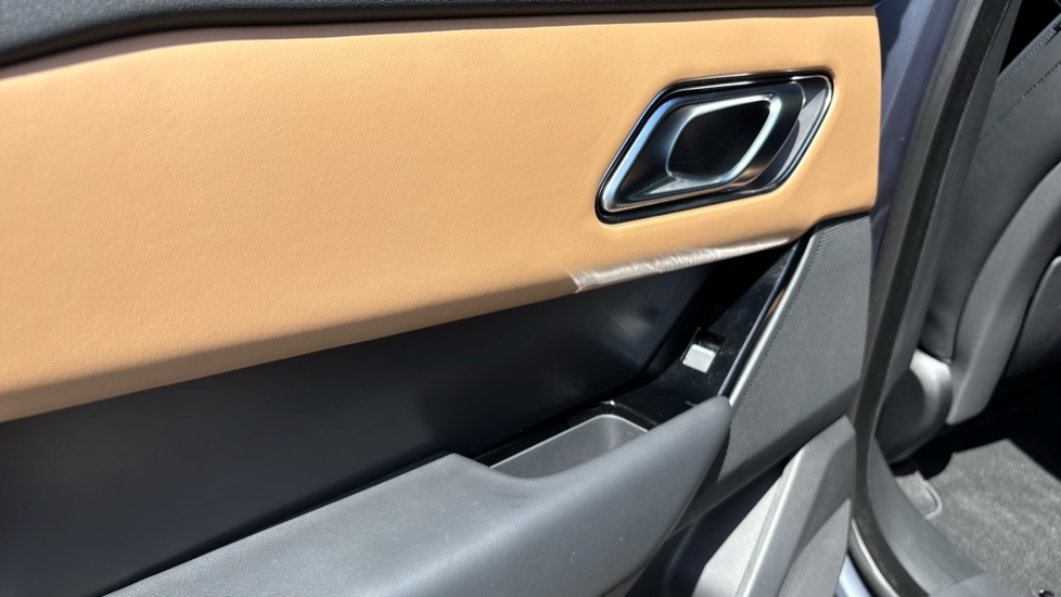 Land Rover Range Rover Velar 3.0 P400 MHEV Dynamic HSE 5dr Auto Petrol Estate - Image 33