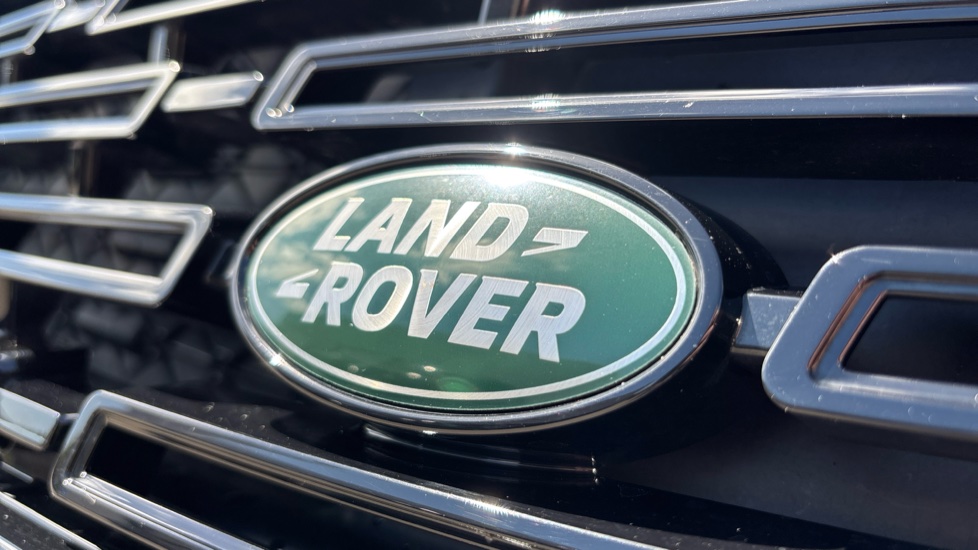 Land Rover Range Rover Velar 3.0 P400 MHEV Dynamic HSE 5dr Auto Petrol Estate - Image 39