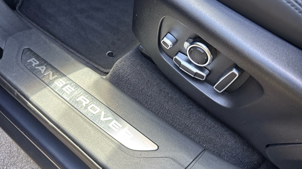 Land Rover Range Rover Velar 3.0 P400 MHEV Dynamic HSE 5dr Auto Petrol Estate - Image 42