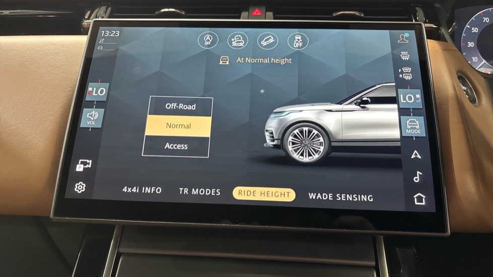Land Rover Range Rover Velar 3.0 P400 MHEV Dynamic HSE 5dr Auto Petrol Estate - Image 53