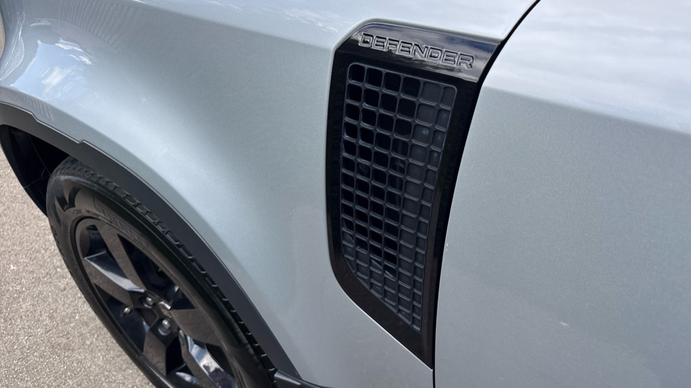 Land Rover Defender 2.0 D240 First Edition 110 5dr Auto Diesel Estate - Image 20