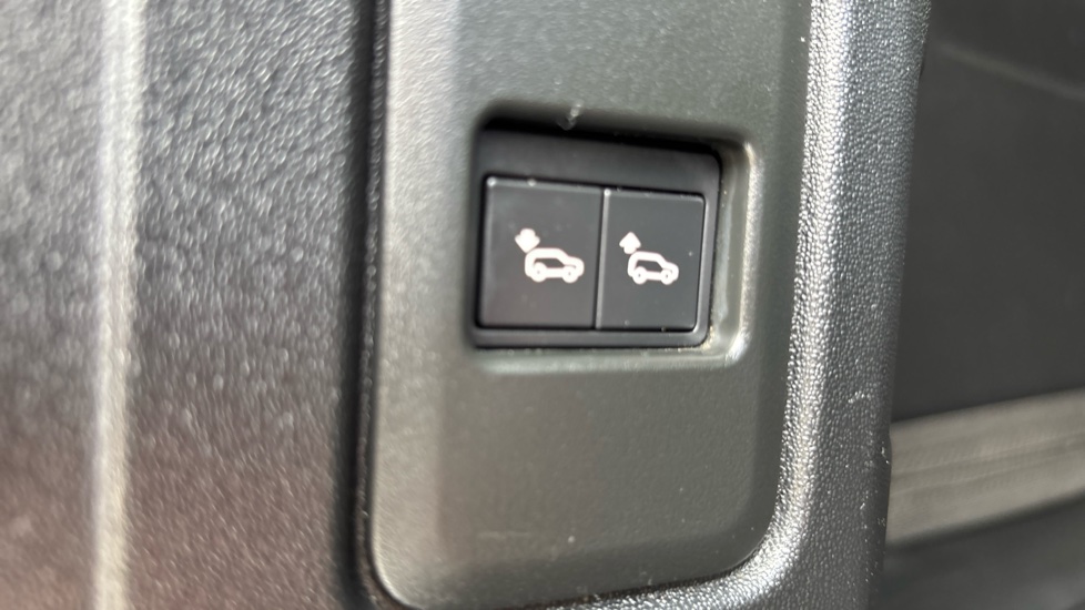 Land Rover Defender 2.0 D240 First Edition 110 5dr Auto Diesel Estate - Image 31